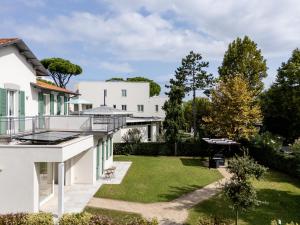 a view of the garden of a house at Le Sabbie B&B - Camere in villino a 50mt dal mare in Riccione