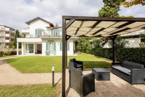 a pergola in the backyard of a house at Le Sabbie B&B - Camere in villino a 50mt dal mare in Riccione