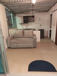 a living room with a couch and a kitchen at Cabaña - Macanal in Macanal