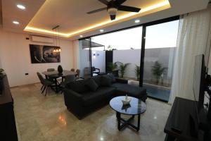 a living room with a couch and a table at Casa Morrocoy con alberca privada y 3 habitaciones in Cholul