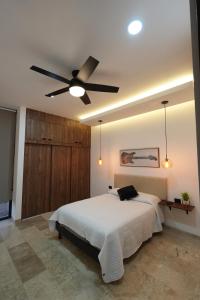 a bedroom with a bed and a ceiling fan at Casa Morrocoy con alberca privada y 3 habitaciones in Cholul