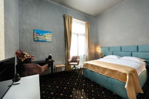 a hotel room with a bed and a window at Palazzo Bellariva Dimora in Cluj-Napoca