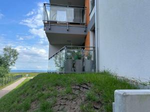 a building with a balcony on the side of it at Mewa Studio in Krynica Morska