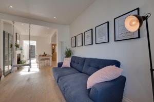a living room with a blue couch and a table at Modern & homely 2-bed - close to BEACH in Bideford