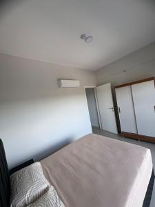 a bedroom with a bed and two wardrobes at Departamento 1 dormitorio con piscina in Fernando de la Mora +5 photos