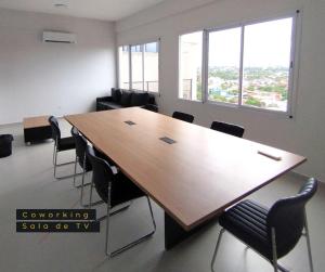 a conference room with a large wooden table and chairs at Departamento 1 dormitorio con piscina in Fernando de la Mora