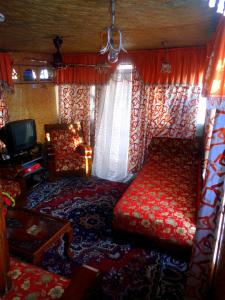 1 dormitorio con 1 cama y TV. en H B RAH Group Of Houseboats, en Durgjan