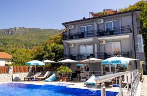 a hotel with a swimming pool and a resort at Villa Mimi in Peštani