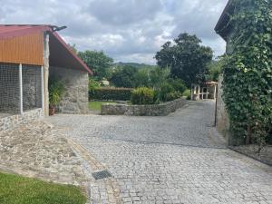 a cobblestone driveway next to a building at Quinta do Sobrado in Braga