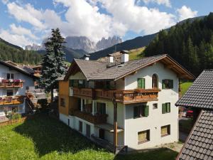 a house with a balcony in a village at Fermeda in Villnoss