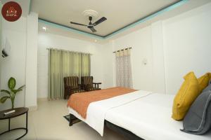 a bedroom with a bed and a table and chairs at Ghotul Hostel & Homestay in Guwahati +39 photos