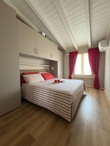 a bedroom with a large bed with red pillows at Dimora Bollicine in Colombaro