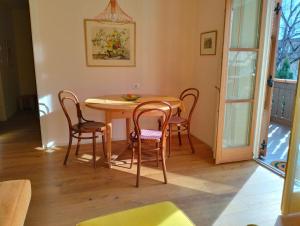 a dining room with a table and chairs at Haus Tinkhauser in Vilpiano