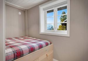 a bedroom with a bed and a window at Panoramic View of Voss - Private Cabin & Patio in Vossevangen