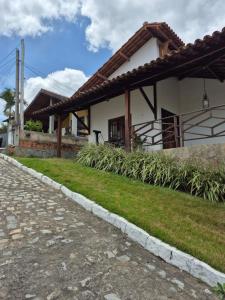 a house with a cobblestone street in front of it at Casa Baraúnas 05 in Gravatá