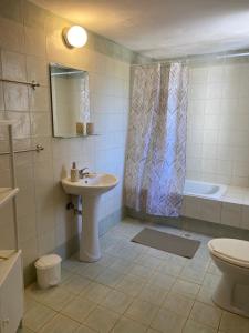 a bathroom with a sink and a toilet and a tub at Ellie's Kantanos in Kántanos