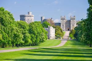 a view of windsor castle from the gardens at Willow Court Farm Studio West & Petting Farm, 8 mins to Legoland & Windsor, 15 mins to Lapland UK in Windsor