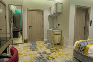 a hotel room with a bed and a bathroom at بالم بوتيك السلامه - Palm Boutique Alsalamah in Jeddah +5 photos