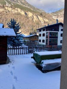a yard covered in snow next to a building at Baita Azzurro in Isolaccia