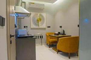a room with a table and chairs and a laptop at بالم بوتيك السلامه - Palm Boutique Alsalamah in Jeddah