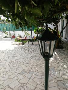 a street light in a courtyard with a tree at The Lemon Tree House in Quinta do Conde