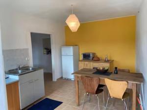 una cocina con mesa y sillas y refrigerador en Vale, en Vale