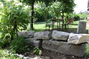 Un muro de piedra con dos sillas y una mesa. en Vale, en Vale