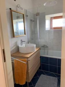 un baño con lavabo, espejo y bañera en Vale, en Vale 7 fotos más