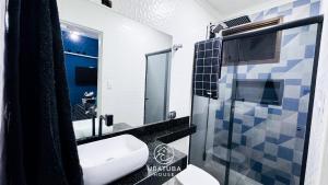 a bathroom with a sink and a toilet and a shower at Apartamento Centro Ubatuba - Ubatuba House Temporada in Ubatuba +11 photos