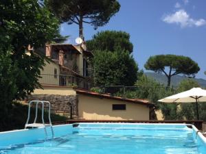 a large swimming pool in front of a house at Bellevue, country house in Velletri