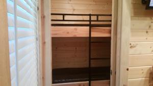 una sauna integrada en una cabaña de madera en Tall Chief Camping Resort Cottage 1, en Pleasant Hill
