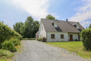 a white house with a gravel road at Gîte À la Bonne Compagnie in Preures