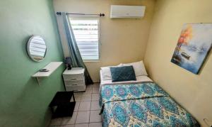a small room with a bed and a desk at Fajardo Peaceful Place in Playa Sardinera