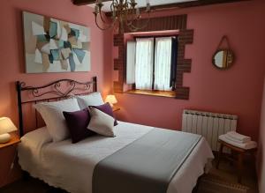 a bedroom with a bed with purple walls and a mirror at El BurbyI in Somo