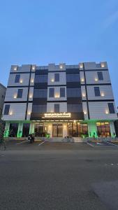 a large building with a lot of windows at وساد الشمال للشقق الفندقية in Hail