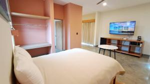 a hotel room with a bed and a tv at Hotel Calma Celesti in Perihuete