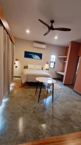 a bedroom with a bed and a ceiling fan at Hotel Calma Celesti in Perihuete