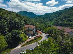 an aerial view of a road in a mountain at Affittacamere La Casa di Alma in Roncobillaccio