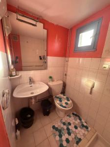 a bathroom with a toilet and a sink at Petit studio cosy in Cersay