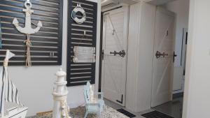 a room with a closet and a door at Rooms GRIZZLY in Slunj