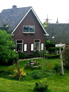 ein Haus mit einem Picknicktisch im Hof in der Unterkunft B&B aan de Limes in Maurik in Maurik