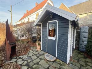 a blue shed with a door in a yard at Lieblingsplatz Appartement in Seelitz
