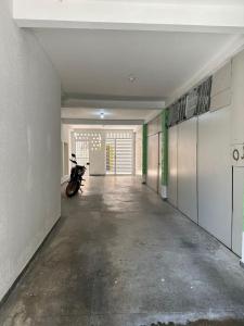 an empty hallway with a motorcycle parked in a building at Casa aconchegante em Barra dos Coqueiros in Barra dos Coqueiros