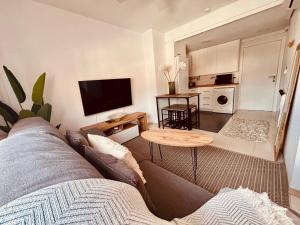a living room with a couch and a table at Costa Flow Apto Benicasim in Benicàssim