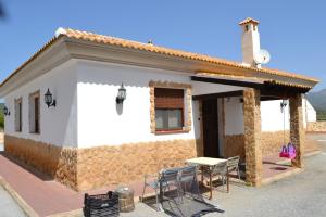 a small house with a table and chairs outside at Casas rurales la Codorniz in Almaciles