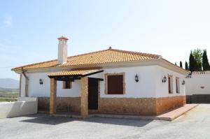 a white house with a roof at Casas rurales la Codorniz in Almaciles