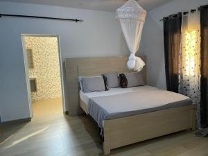 a bedroom with a bed in a room at Villa Aida in Djilore