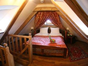 Postel nebo postele na pokoji v ubytování Chateau Zbiroh