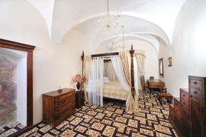 Postel nebo postele na pokoji v ubytování Chateau Zbiroh