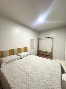 a bedroom with a large white bed in a room at Apartamento CONFORT 2Q in Rio Branco